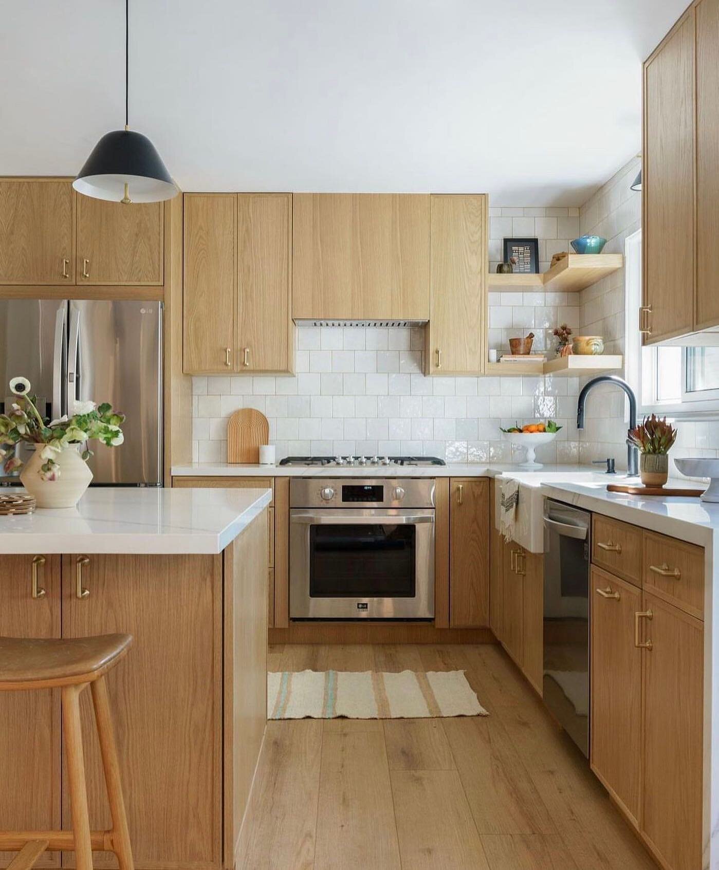 Kitchens are the heart of the home, and we sure do love this one! 
📸 by @charlotteleaphotography 
Design by Popix Designs