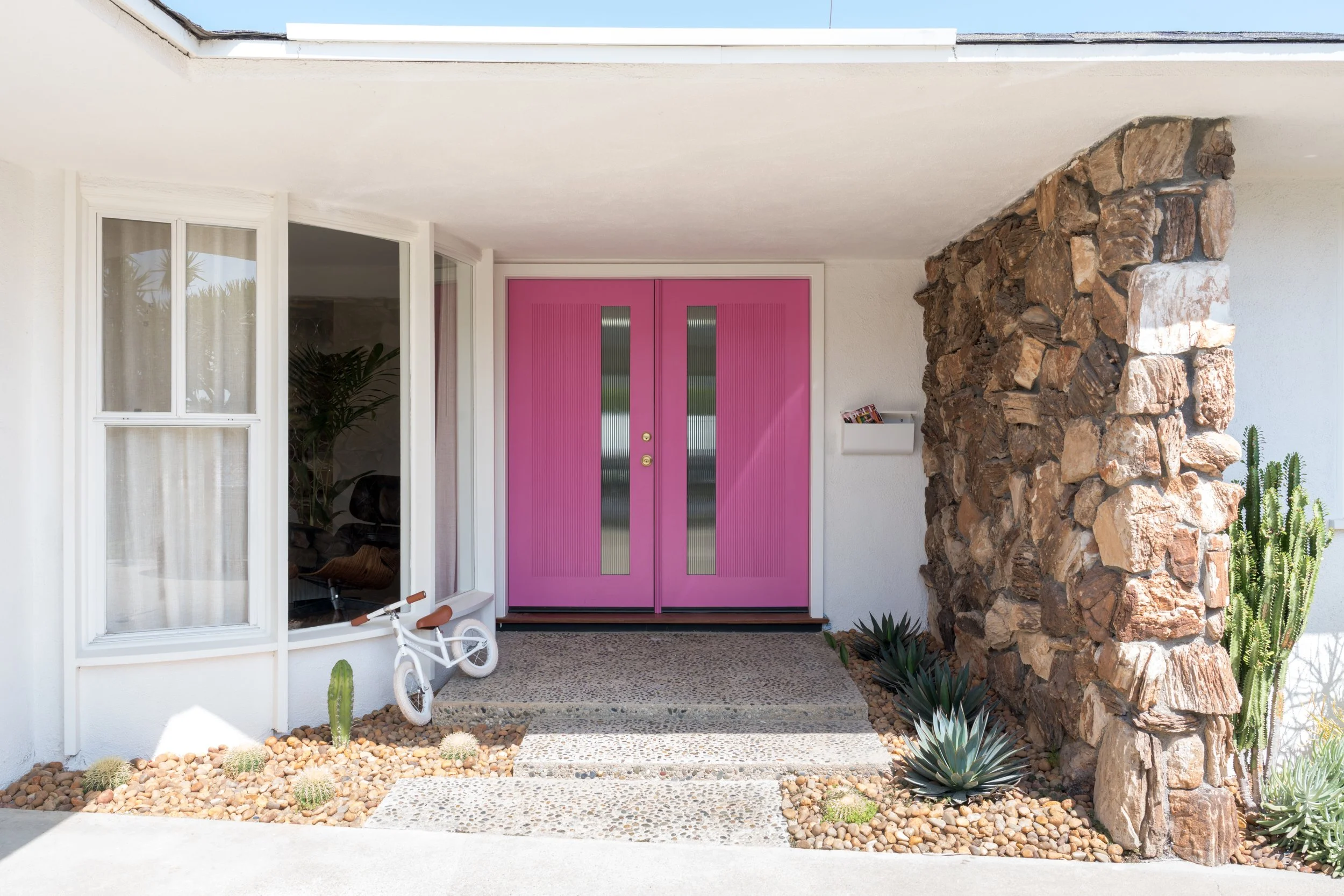 pink front door, mid-century modern house, exterior