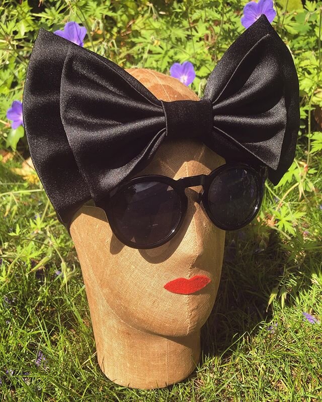 🖤 sewing up some chic 60s vibes today with this custom black duchess satin bow ☕️🕶 been working hard on a new hair bow design to hit my etsy shop later this week so do stay tuned! 🎶🦇 #pinupdoll #pinupstyle #vintageglamour #vintageglamdolls #vinta