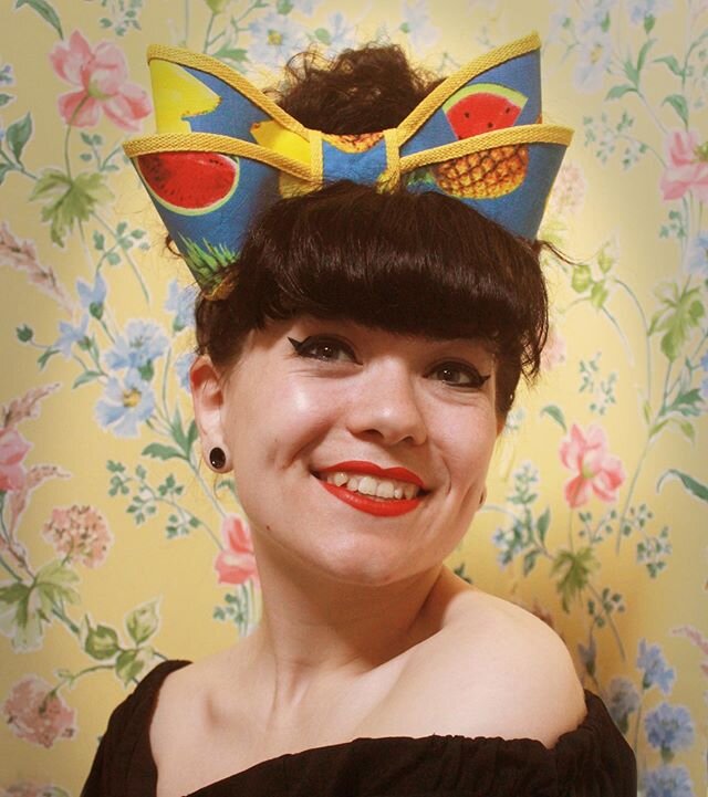 ☀️ Grinning away because my new pin up inspired hair bows are now LIVE ON ETSY! 😍 if you&rsquo;d like one for yourself, simply tap the product tags to head over to my website and place your order! Swipe through to see my range of current fabrics ava