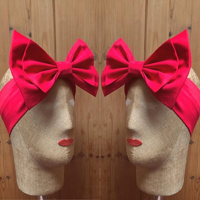 &hearts;️ 🦑 Bringing a splash of colour to your news feed 🎈🍷 How do we feel about red? 🖍👠 #pinupglamour #vintageglamour #vintageglamdolls #vintagehairstyle #vintageheadpiece  #hairbow #vintagehairbow #vintagefestival #vintageish #vintagehairinsp