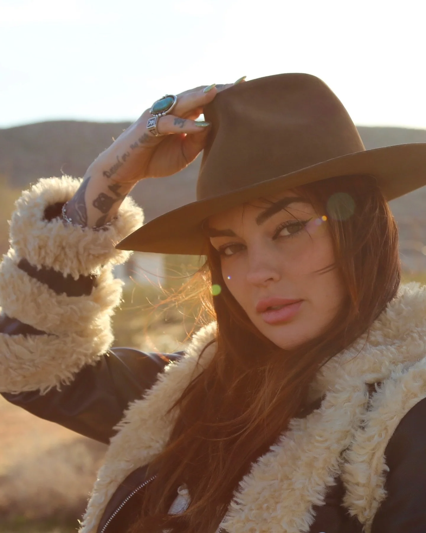 @deathxcat wearing a rugged desert style I call DOMAIN.  Oiled pecan felt, crooked pinch, jute rope hat band. Check the details at RecapitateHeadwear.com 
📷 @carasantini