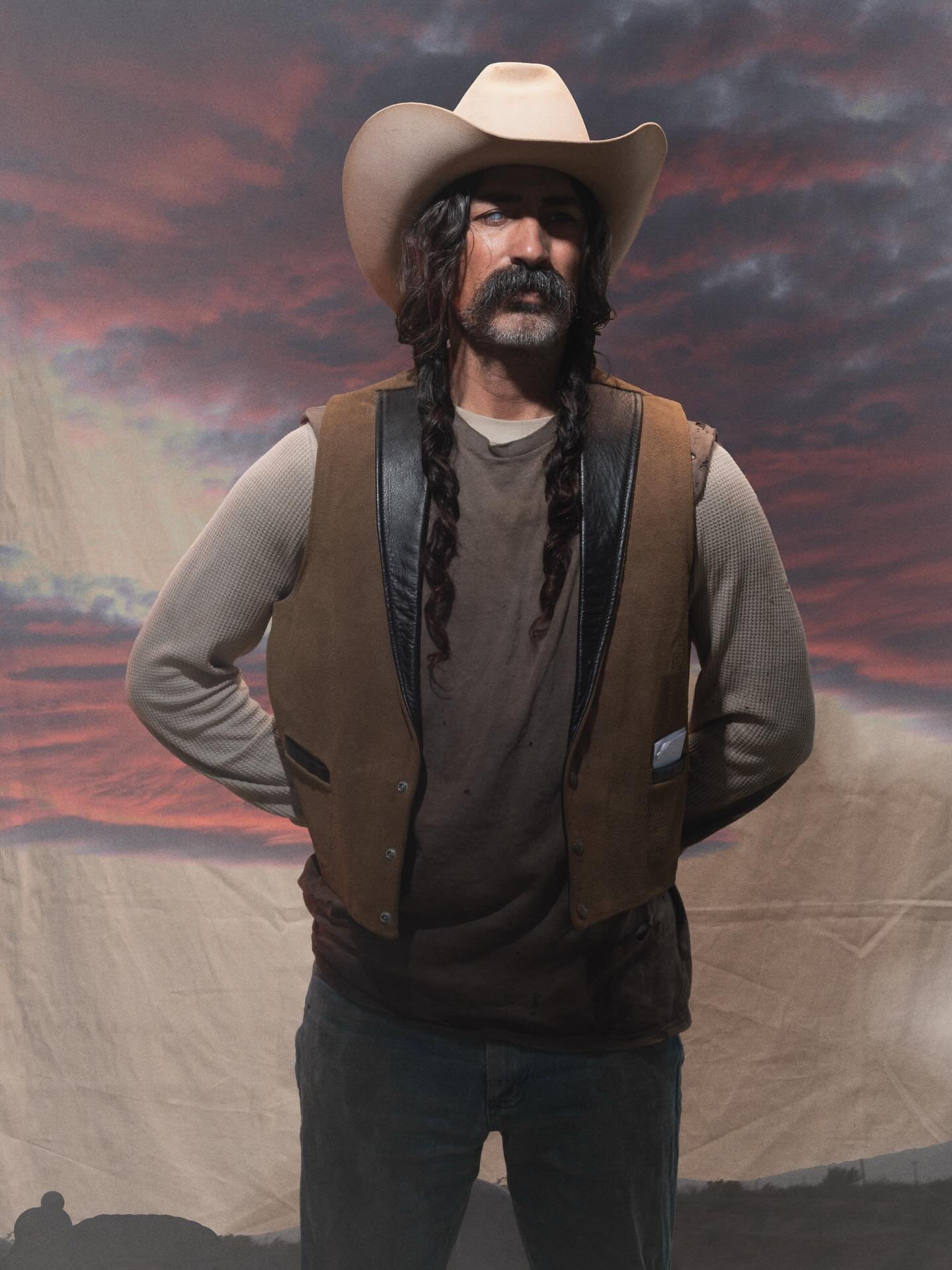 The cattleman crease, it&rsquo;s such an iconic western crown shape. Fire aged to a vintage worn finish. This one has a &ldquo;mule kick&rdquo; indention pressed front and center.  Aged jute rope band. Curved western brim dipped to cut the sun. I cal