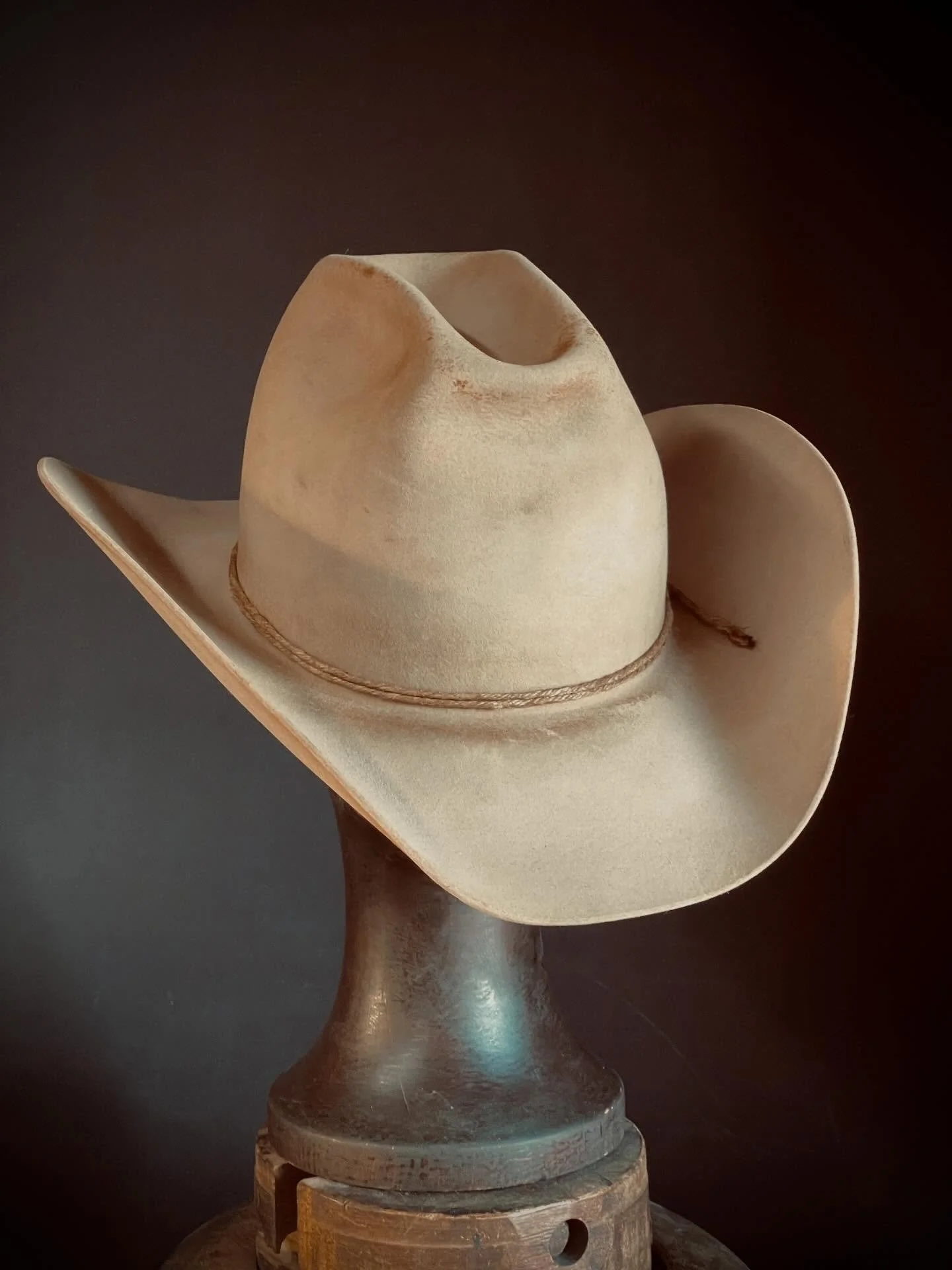 &ldquo;Mojave West&rdquo; - Sand color felt western with a vintage finish. Classic cattleman creased crown with a &ldquo;mule kick&rdquo; indention front and center.  Model: @coyotebutthead  Shot by: @jondelouz Style: @therearendyuccavalley