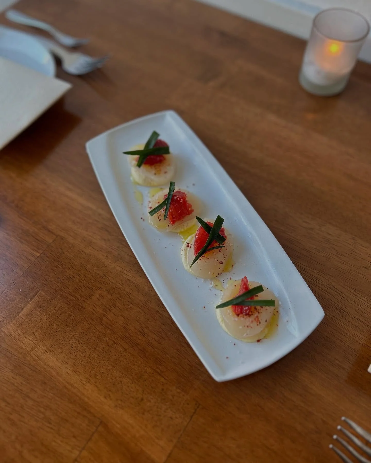 Hokkaido Scallop Crudo
corn cream, blood orange, evoo, tarragon

&hellip;tastes like sunny days ☀️ 
Make sure to try our newest Crudo on the menu! 

#barcrudosf #freshseafood #scallop #crudo #sanfrancisco #nightout #supportlocal