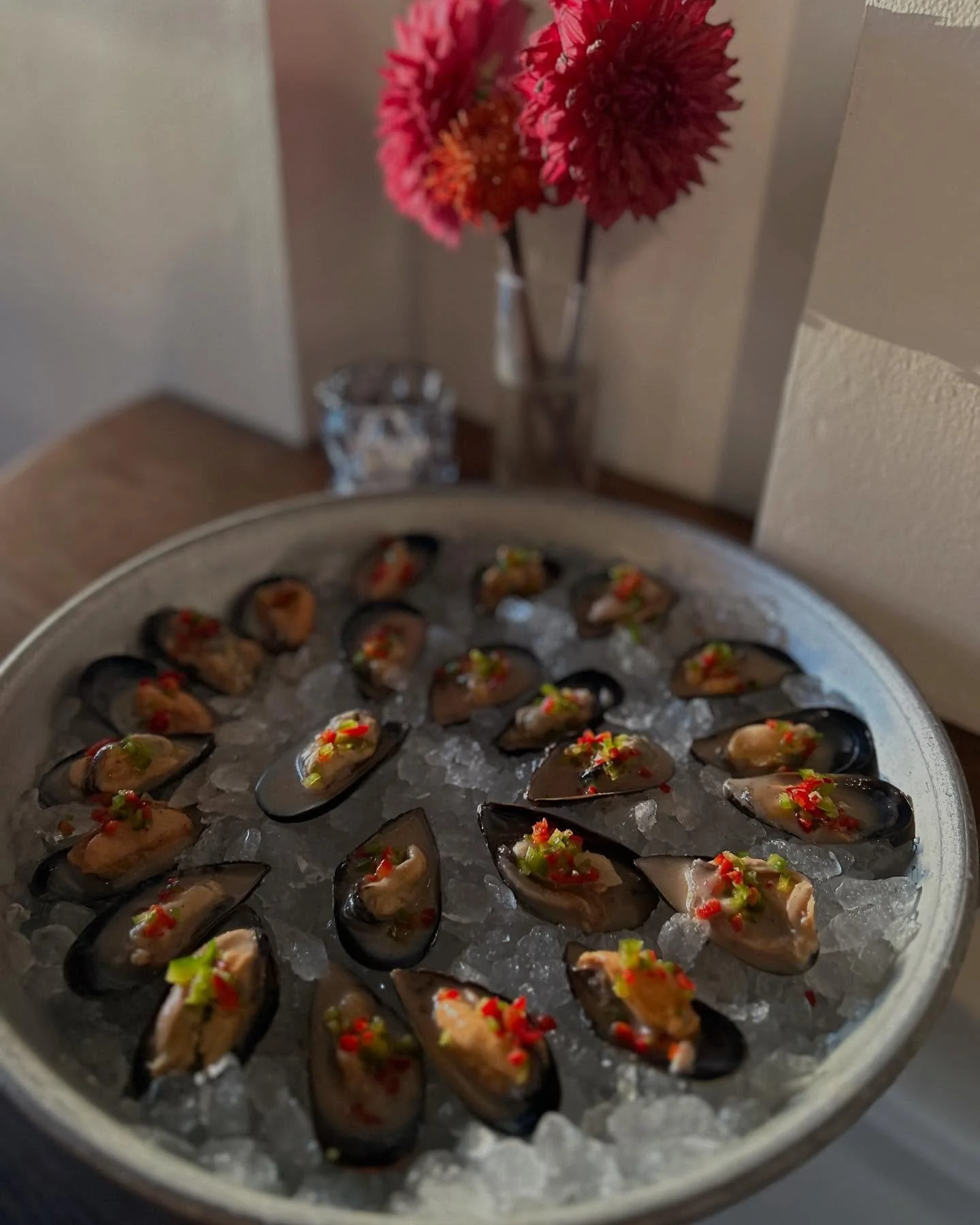 You don&rsquo;t need a gym when you&rsquo;ve got mussels like these 💪🏽

Our Herb and Jalape&ntilde;o Marinated Mussels&hellip;the perfect pairing with your oysters!
(Insider Tip: it&rsquo;s on our Happy Hour menu 😉)

You want it, you got it ✨

#ba