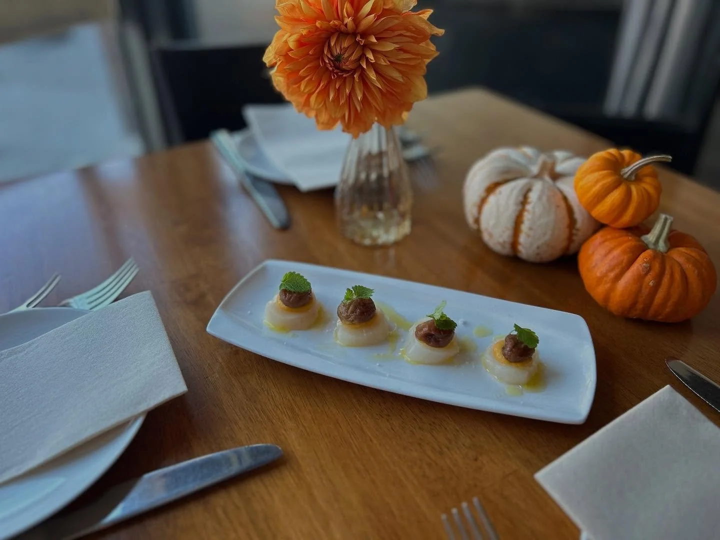 When the season changes 🍂
&hellip;it&rsquo;s also time for a menu change 

Hokkaido Scallop Crudo
pumpkin hummus, roasted red grape, lemon balm

We&rsquo;ll see you on your next cozy date night out ✨🍂

#barcrudosf #freshseafood #nightout #sanfranci