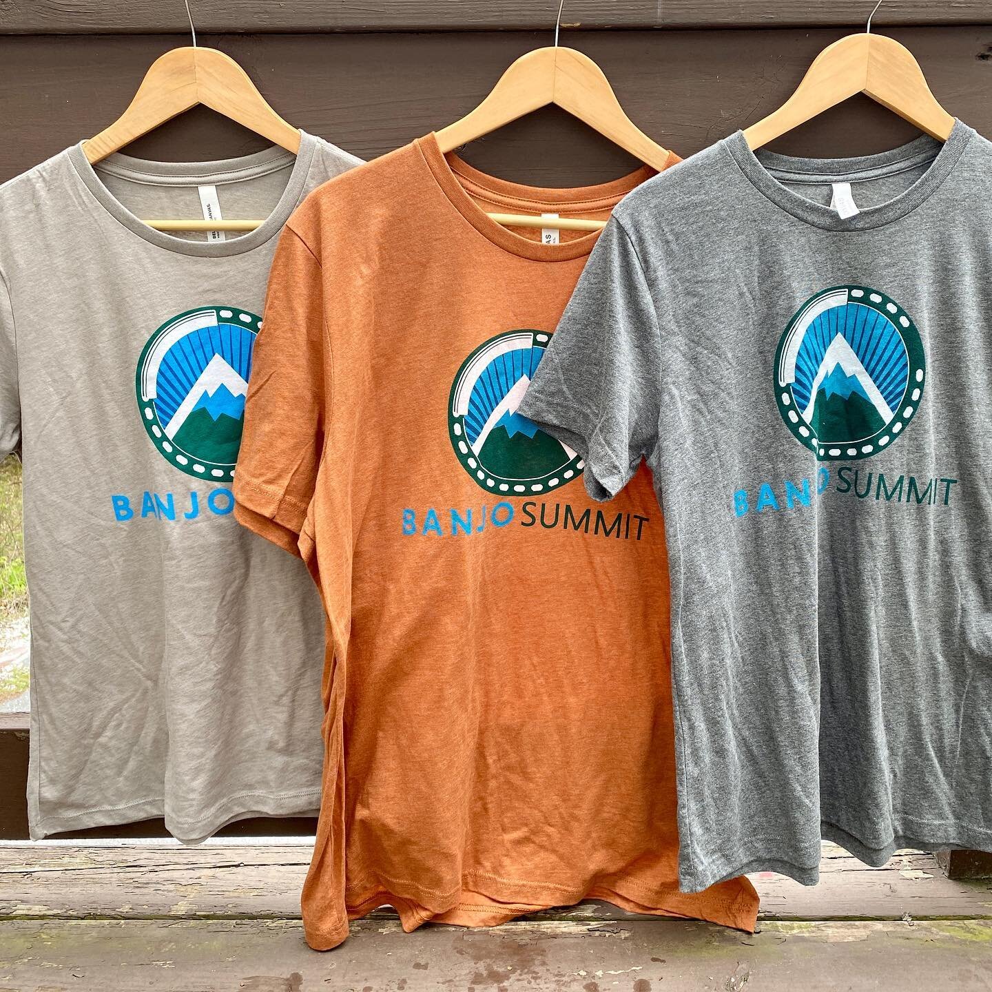 New Banjo Summit shirts arrived. As cool as these are, the actual Banjo Summit Online will be 1000x better. Sign up now! (Link in bio).
.
.
.
.
With @benkrakauer @tradplus @jaymestone @belafleckbanjo @wesleycorbett @eligilbertbanjo @seamus_egan_proje