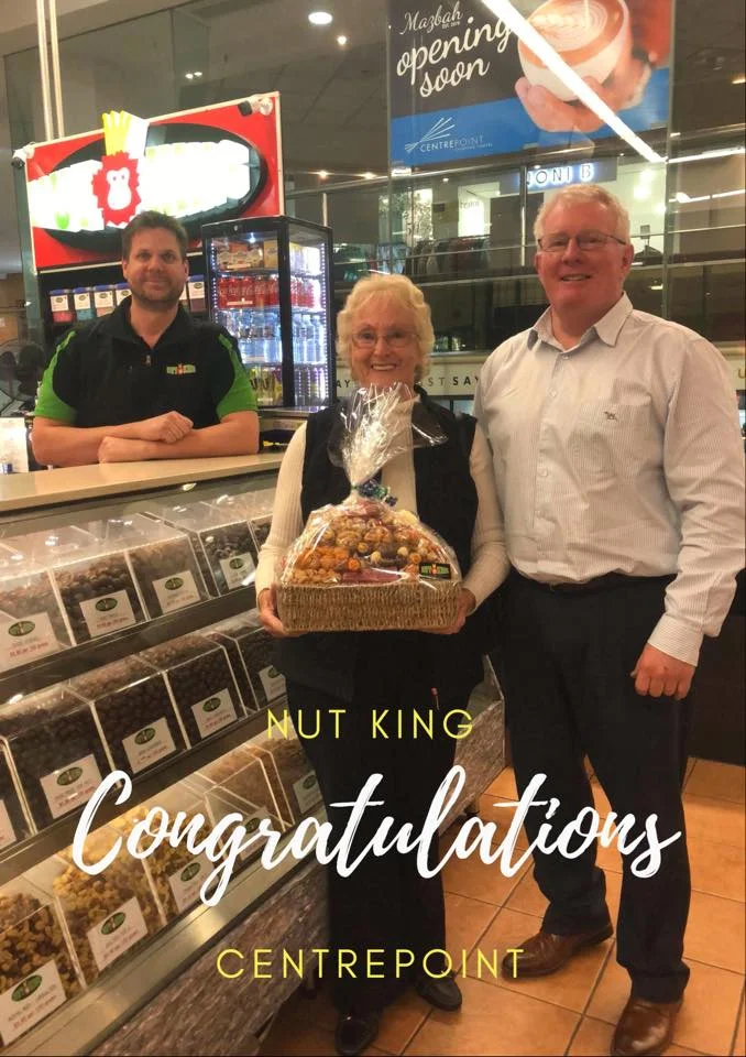 Well, we finally found Elaine Crawford, the lucky winner of our NUT KING hamper of nuts, chocolates, crackers and Lolly-pops.🎊 Elaine is pictured with Julian from the Nut King and Centre Manager Brett McGrath receiving her platter. Congratulations Elaine, we hope you enjoy your nibbles.❤️✨