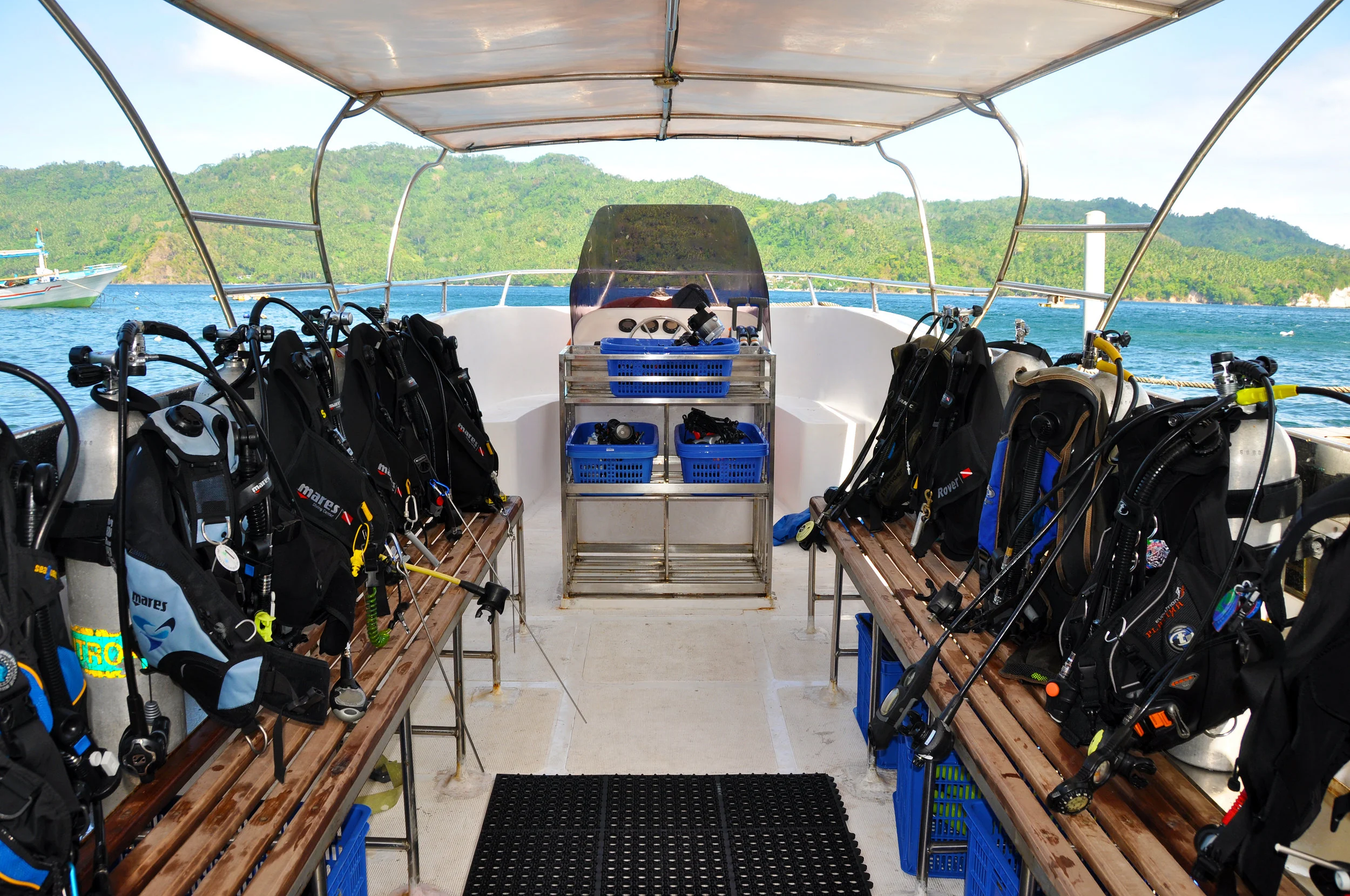 Dive boat bench.JPG