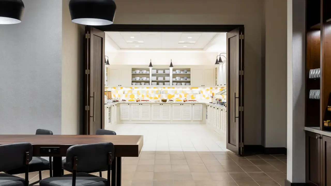Hyatt-Place-Atlanta-Centennial-Park-P028-Breakfast-Bar.16x9.webp