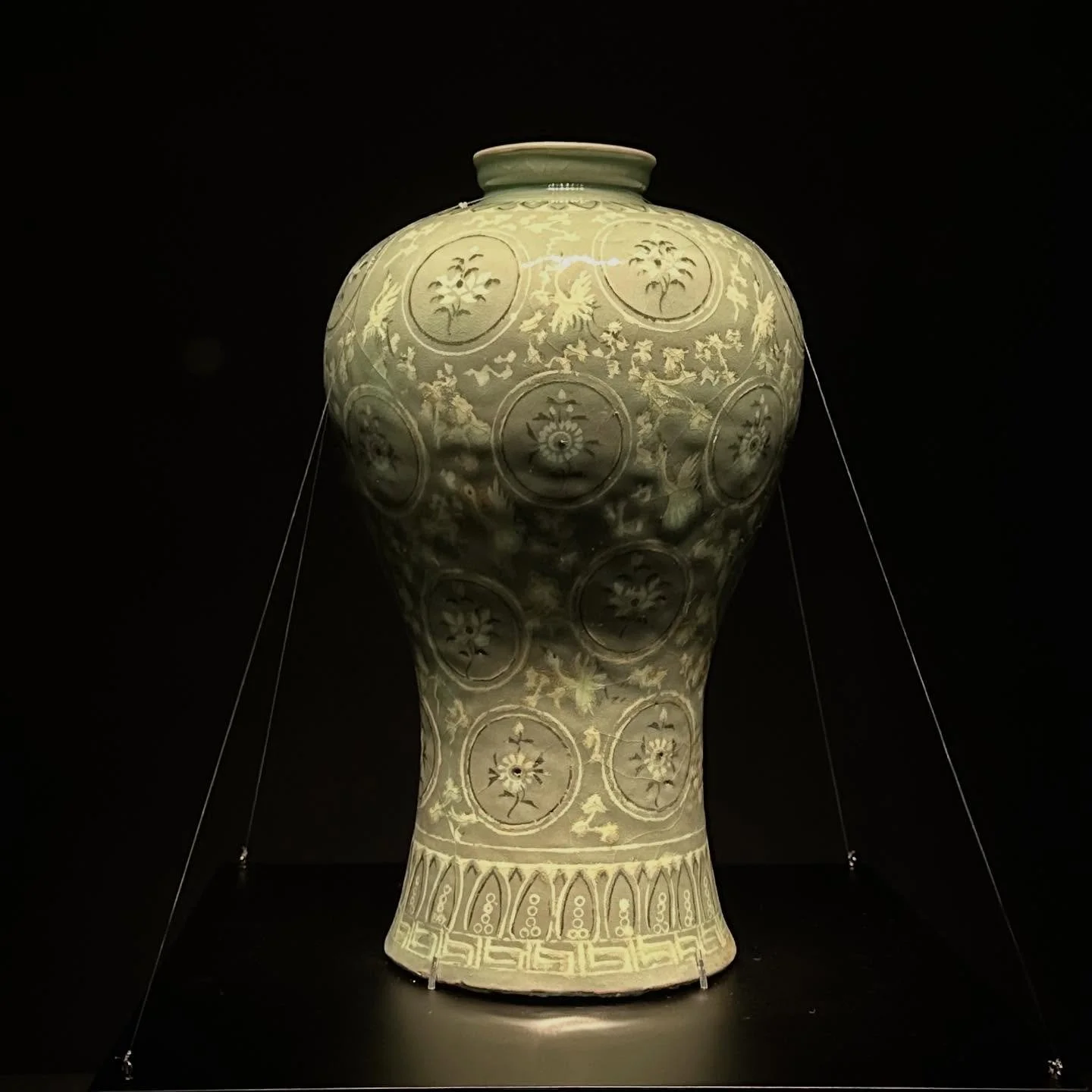 Exquisite Celadon and Buncheong objects, some dating to 12th century (!) at @leeummuseumofart where I managed to squeeze in a couple of hours on my speedy work trip to Seoul. How these precious vases and pots have made it to now unscathed is a miracl