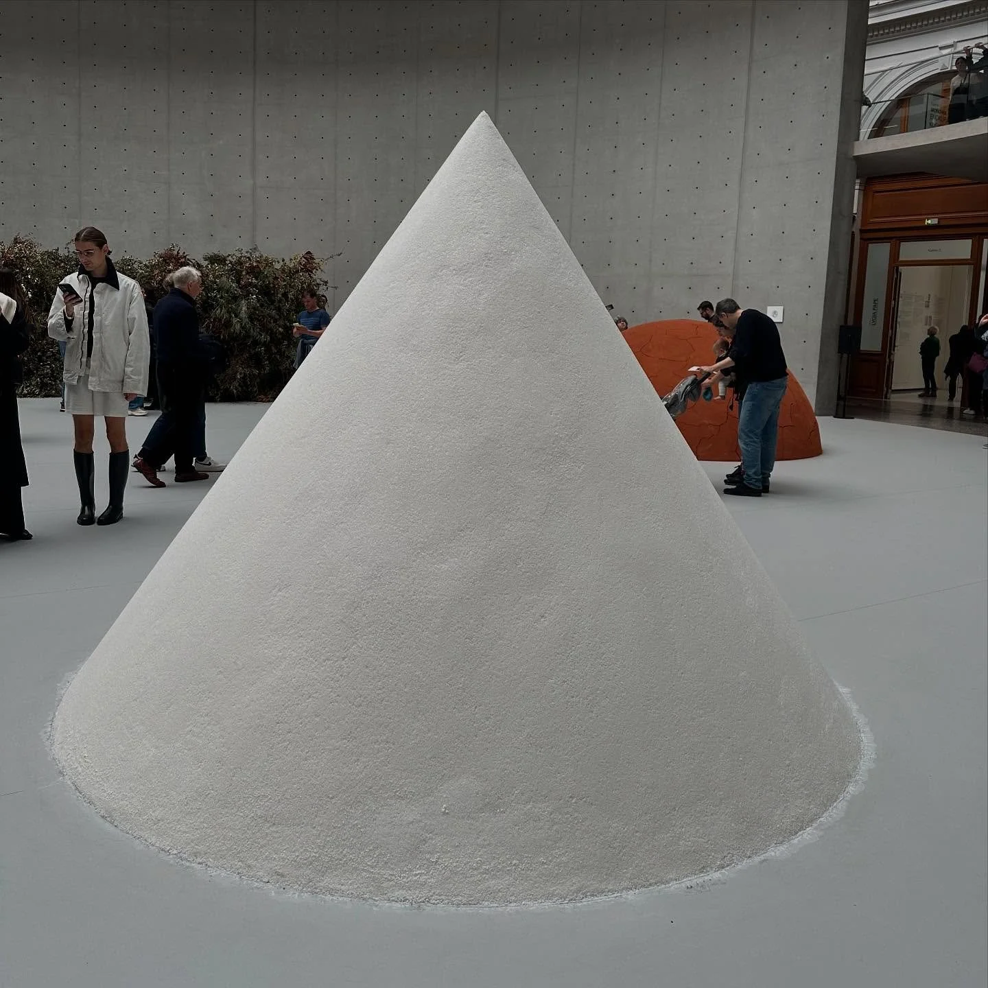 The sublime Minimalism show at @boursedecommerce 
Meg Webster 1-3
Robert Ryman 4
On Kawara 5
Lygia Pape 6,7
Susumu Koshimizu 8
Agnes Martin 9 , 10
Jackie Winsor 11
Nobuo Sekine 12
Sol LeWitt 13
Bridget Riley 14,15
Donald Judd 16
Rasheed Araeen 17
Mel