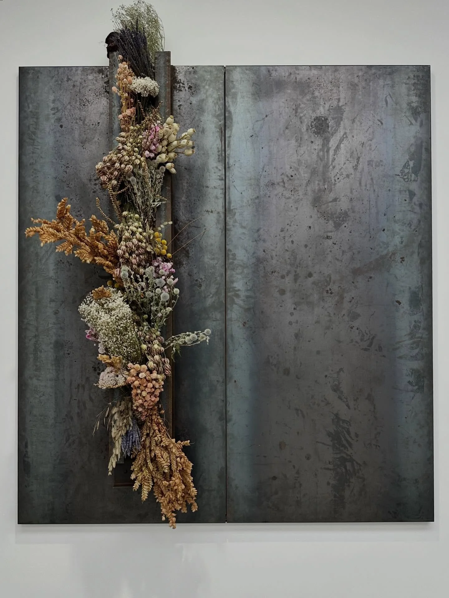 David Hammons and Jannis Kounellis @whitecube (1-7); Karla Black at @rodder.nyc (8-12) and Vik Muniz (13-16).
Three very different shows with artists across generations but linking them all is a love of materiality and an exploration of how far one c