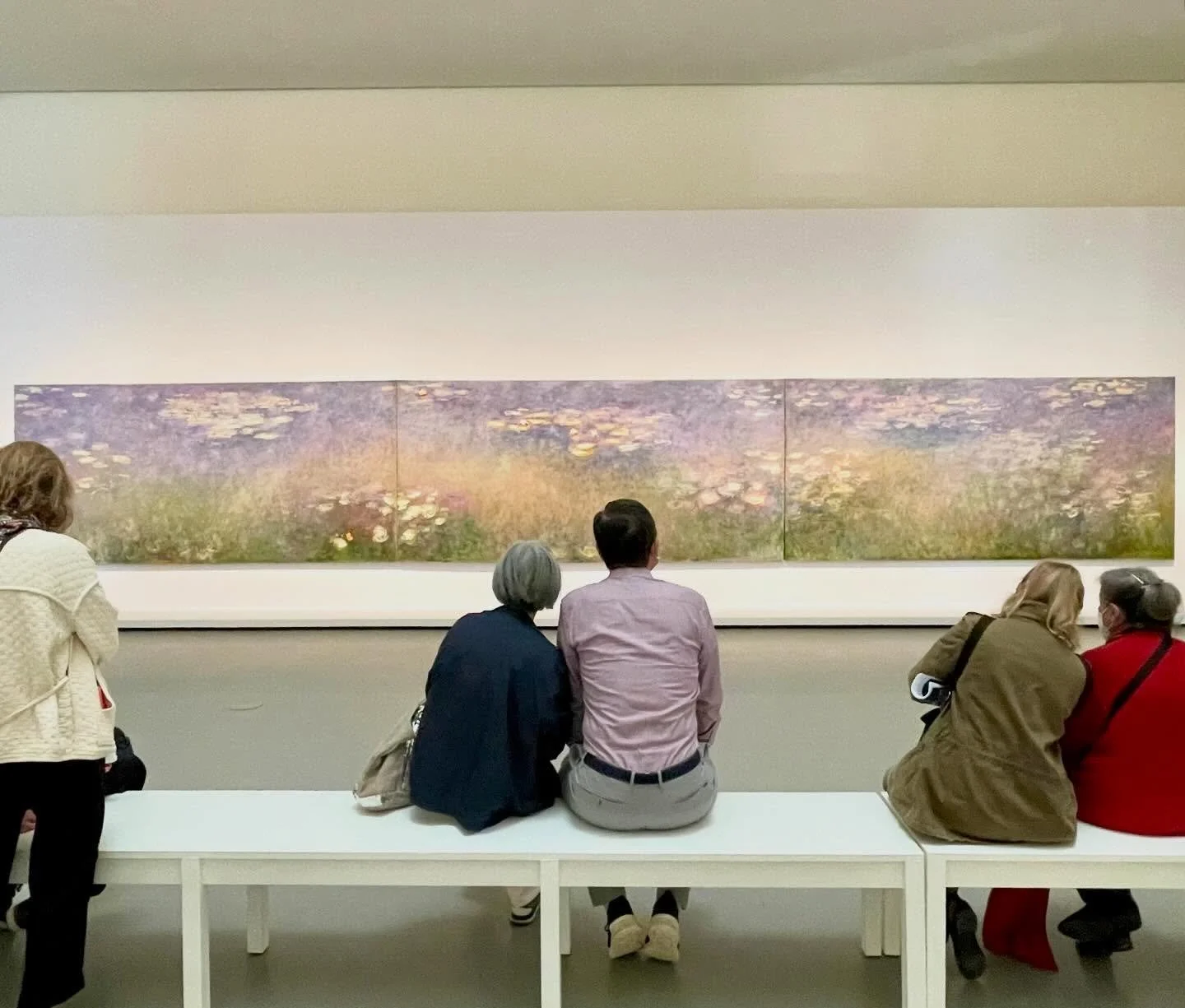 Thinking back to one of my favourite shows, Monet-Mitchell at @fondationlv Paris in 2022. Monet&rsquo;s paintings were freed from their elaborate period gold frames, presented as contemporary siblings to those of Joan Mitchell. An immersive experienc
