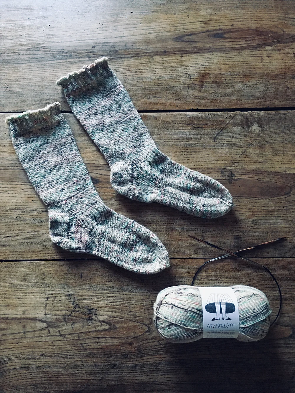 wool_done_come_una_volta_socks_knitting_kit_2.jpg