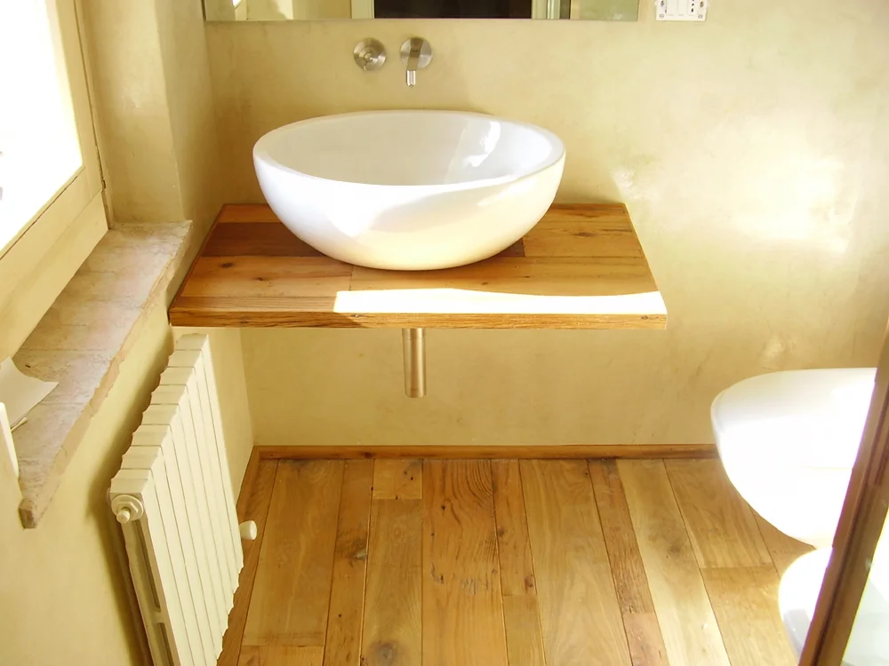 Pavimento e top lavabo con quercia di recupero.