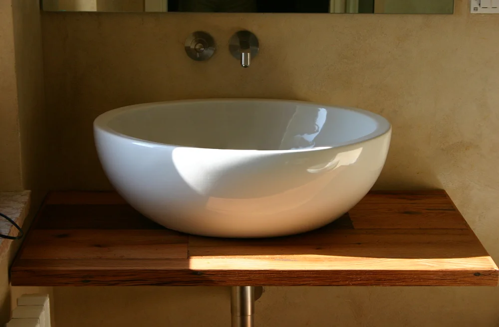 Top lavabo realizzato con quercia di recupero.