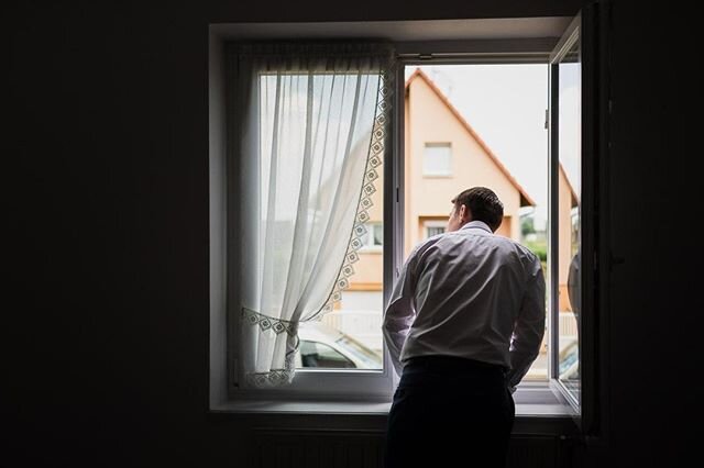 Quand &quot;N&quot; attend ses t&eacute;moins qui ont un &quot; l&eacute;ger &quot; retard
.
.
.
.
.
.
#photographemariage #preparatifsmariage #mariagealsace #photographealsace #photographedevie #photomariage #photographedocumentaire #vraimariage #re