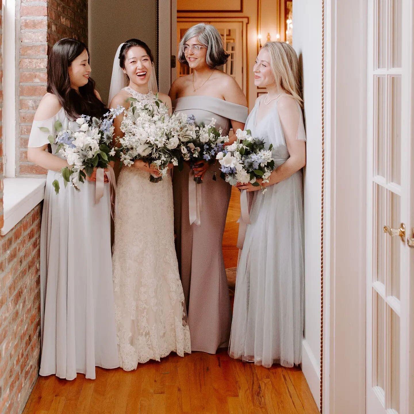 Our Spring Bride and her Bridesmaids. @daydreamfloral created elegant white bouquets with pops of Blue for the bridesmaids with trailing ribbon

📍 @jameswardmansion
📸 @karamccurdy

#daydreamfloralstudio #daydreamfloral #nyc #popofblue #maritimeparc