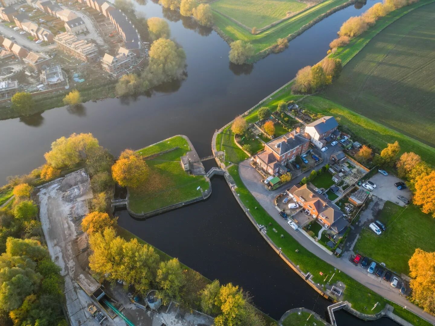Castleford Lock and Navigation Point housing development shot with the DJI Mini 3 Pro.

@djipro #djimini3pro #waterway #riveraire #yorkshire #contruction #greenhavenhomes #castleford #dronepilot #droneshots