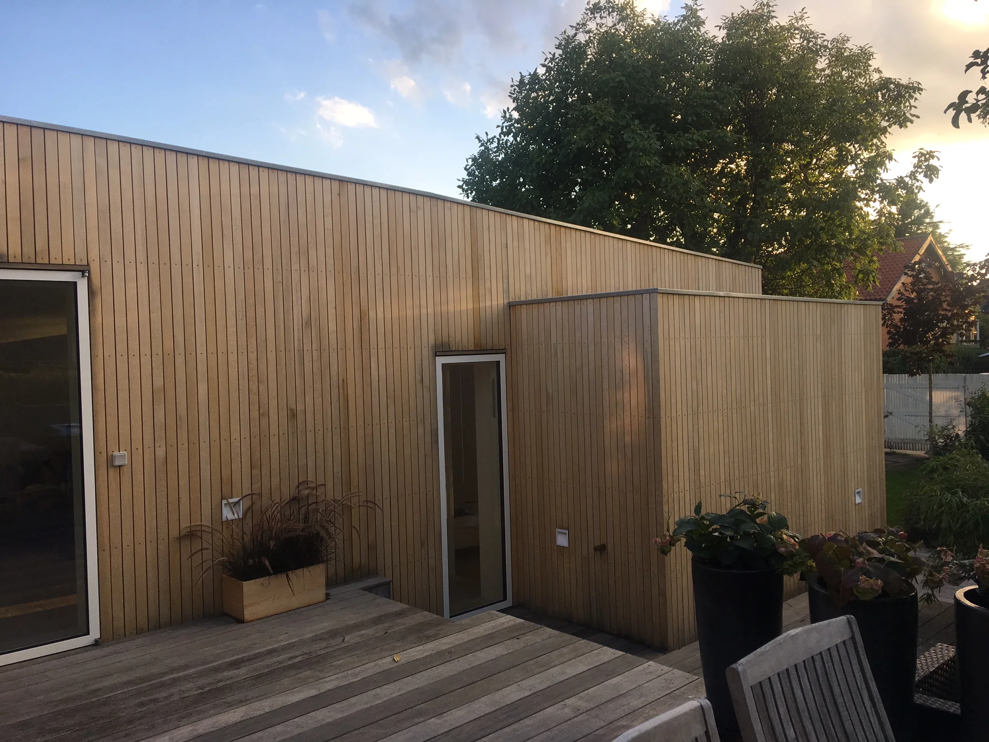  Niveaufaldet inde i bygningen understreges af de forskudte terrassedøre. 