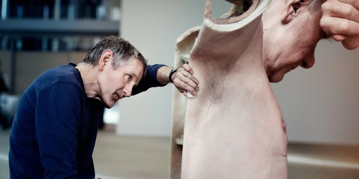 Ron-Mueck-The-artist-hard-at-work-Image-via-imgurcom.jpg