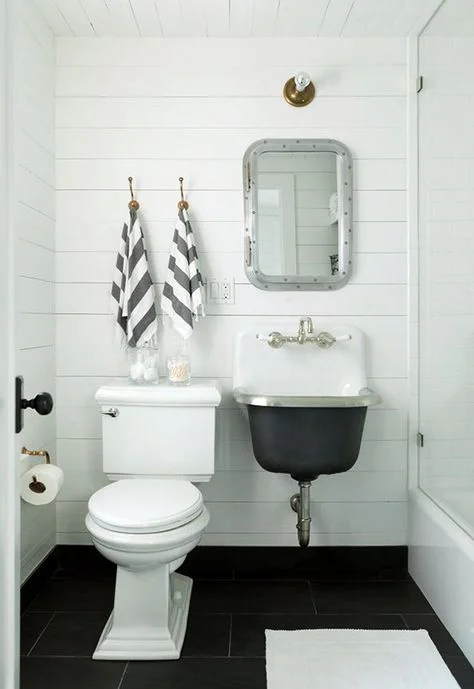 2d96a0ce586cfb3e35ae7351aa3f15e4--plank-wall-bathroom-beach-house-bathroom.jpg