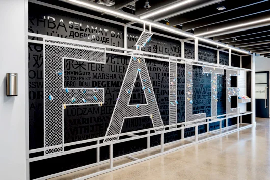 LINKEDIN_SEEK_DESIGN_GRAPHIC_DESIGN_OFFICE_HQ_EGD_ENVIRONMENTAL_GRAPHIC_DESIGN_EMEA_DUBLIN_WALLS_INTERACTIVE_FEATURES_WALL_6-530x354.jpg