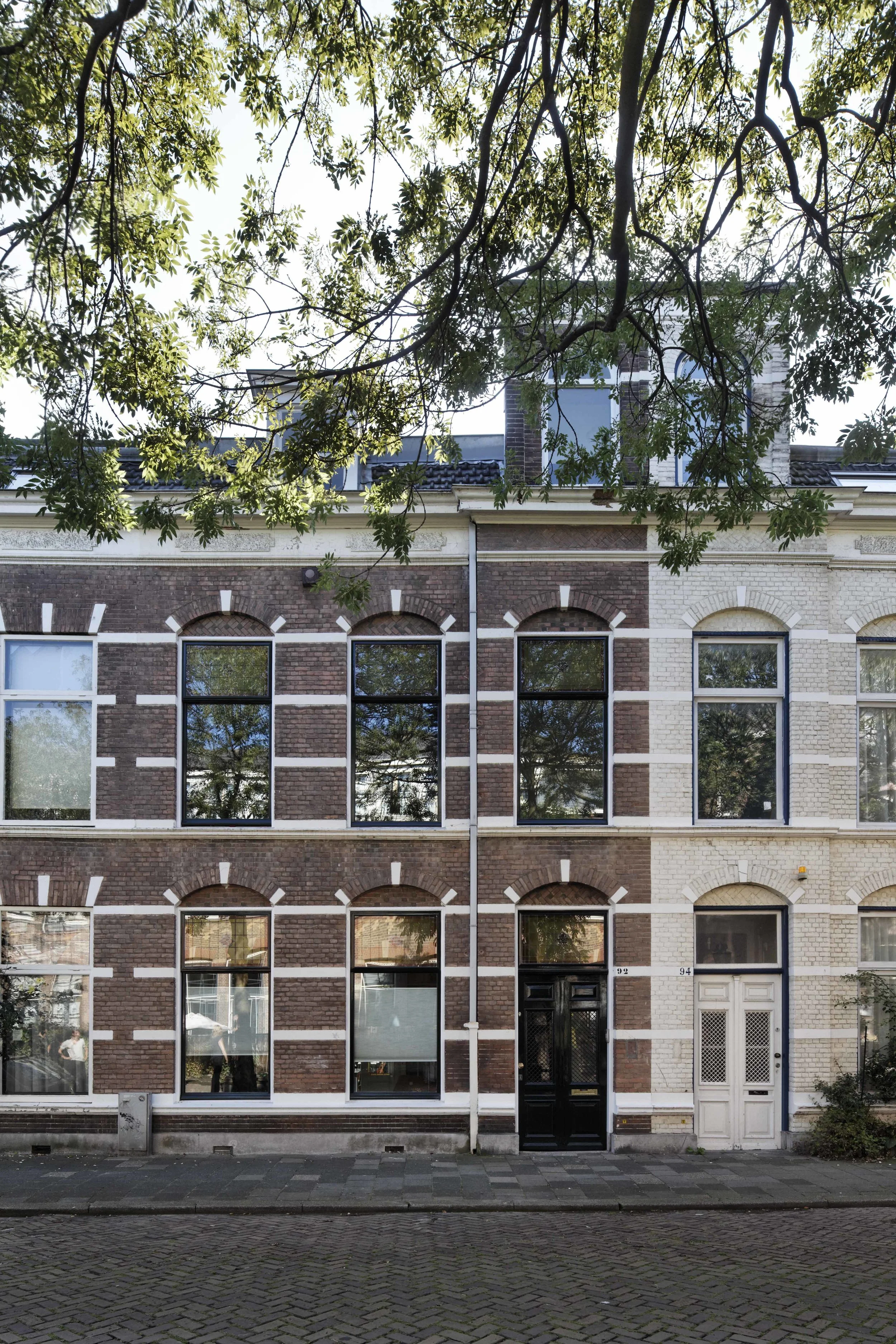 the facade on the street side is, in contrast with the rear facade, not any different from the neighbours houses