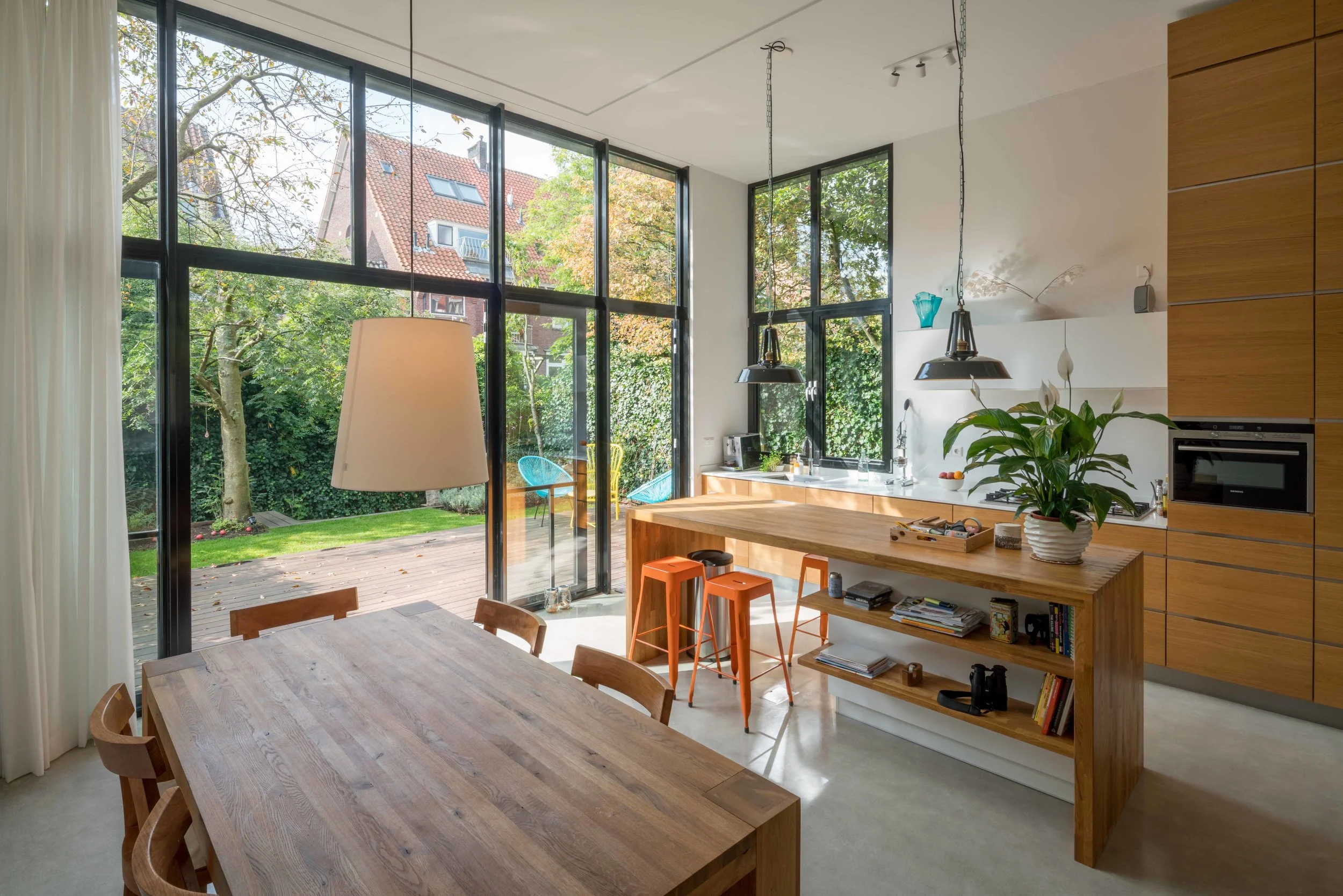 full-height facade giving direct access to the garden from kitchen and dining area