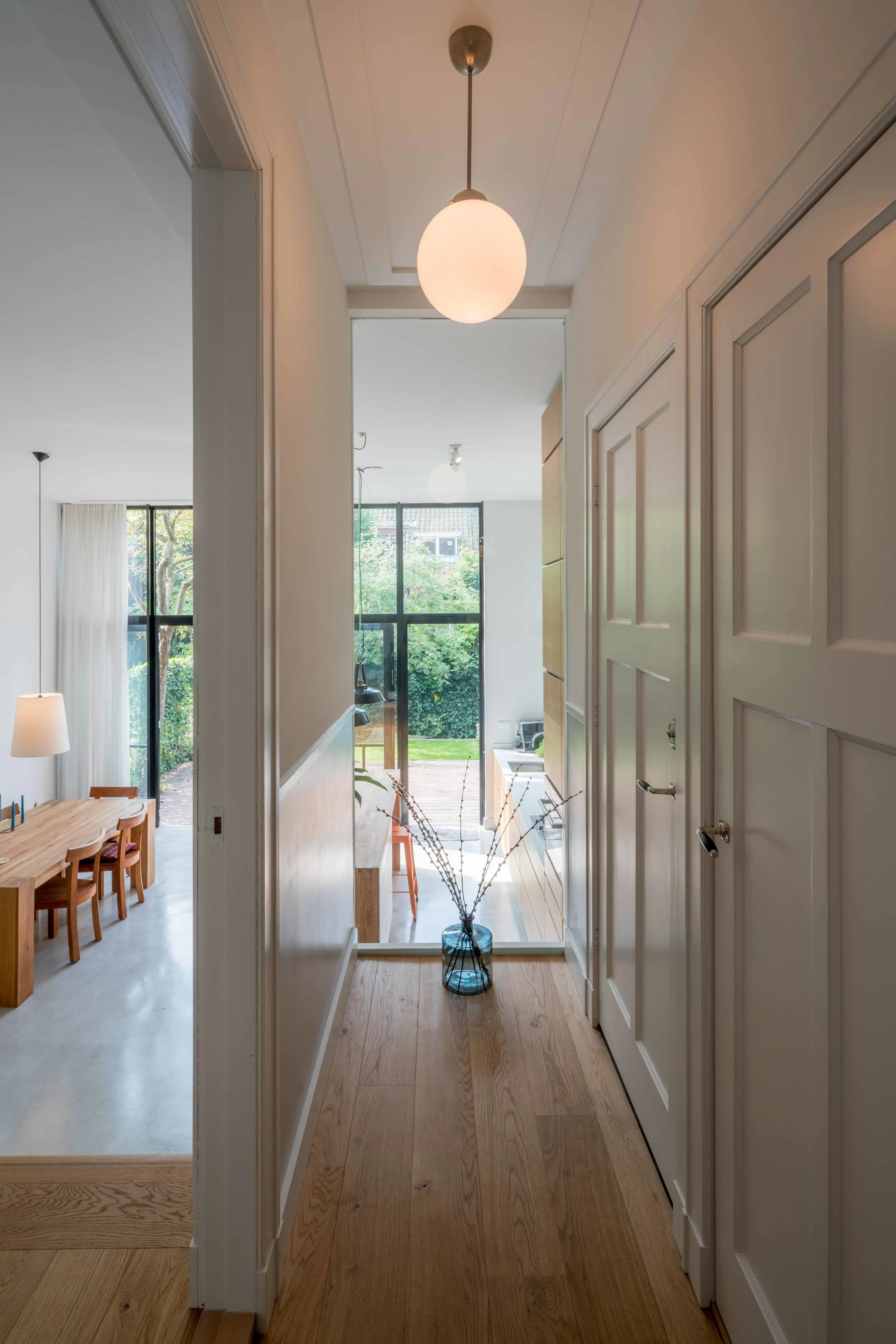 visual connection between entrance and the kitchen