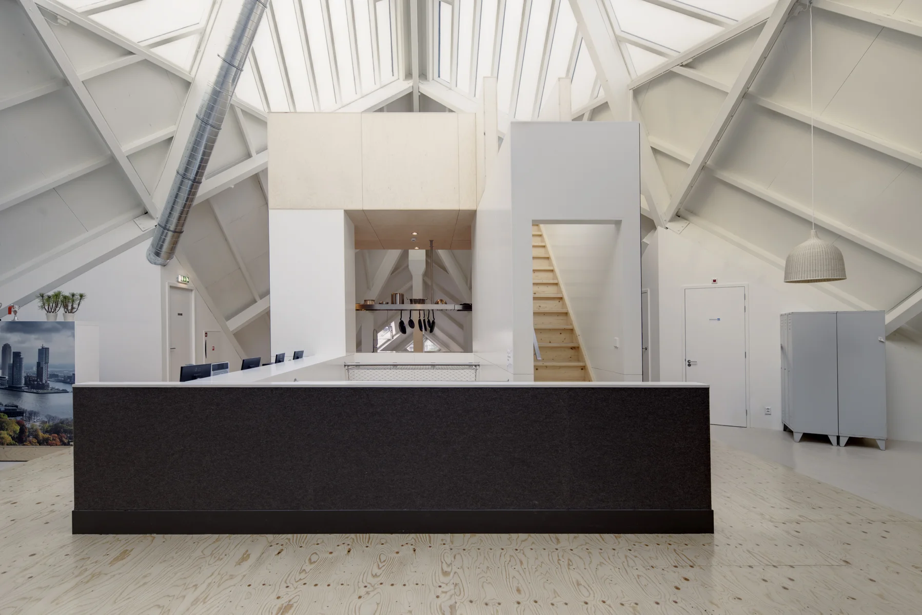 on top of the central element a mezzanine houses a small library and offers a spectacular view over the skyline of Rotterdam