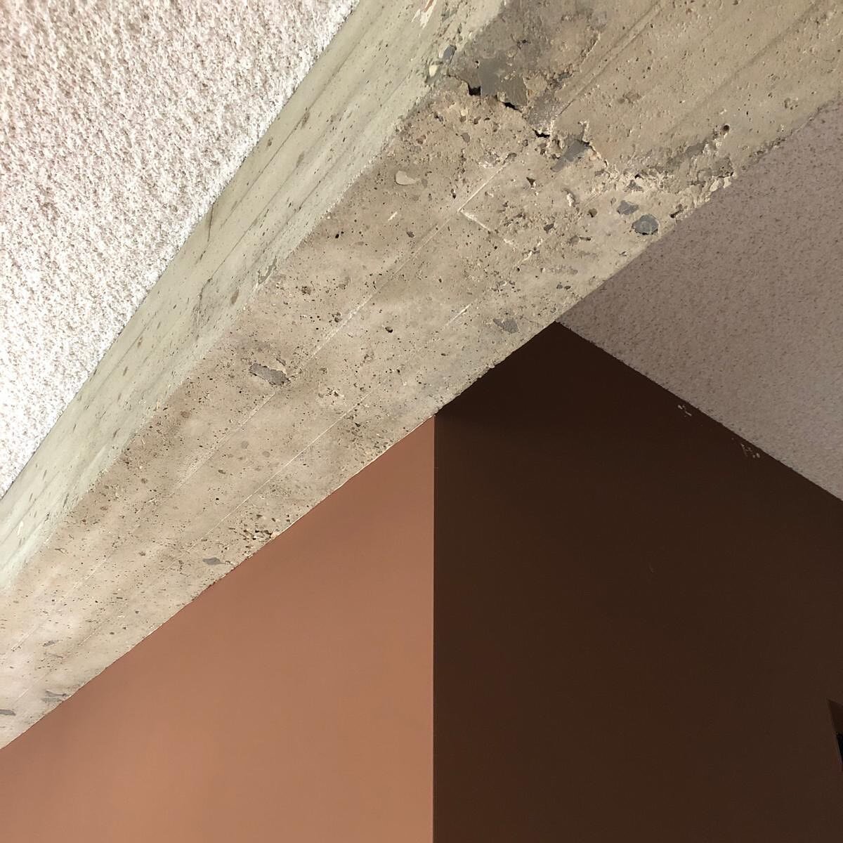 Rough concrete beams in our new office, nicely complemented with paintwork and acoustic ceiling.
#architecture #design #newoffice #ceiling #rotterdam #colourpalette #goudsesingel #firma230 @firma230 #work #concrete # structure