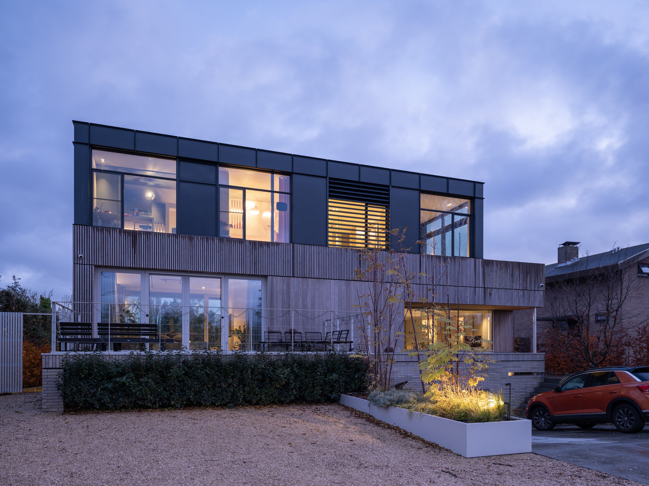   ALONG THE DIKE   design of a luxurious contemporary family home 