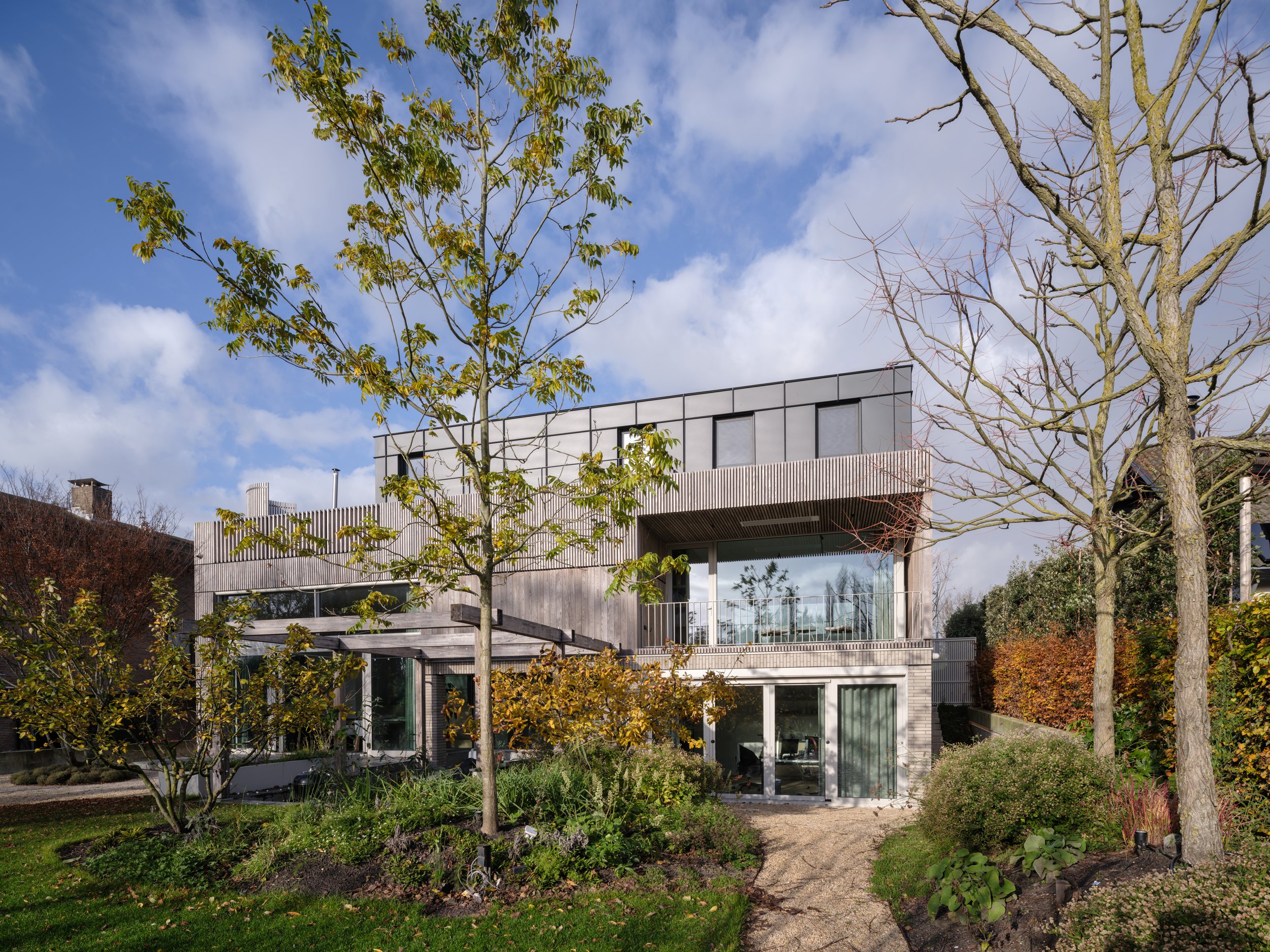   ALONG THE DIKE   design of a luxurious contemporary family home 