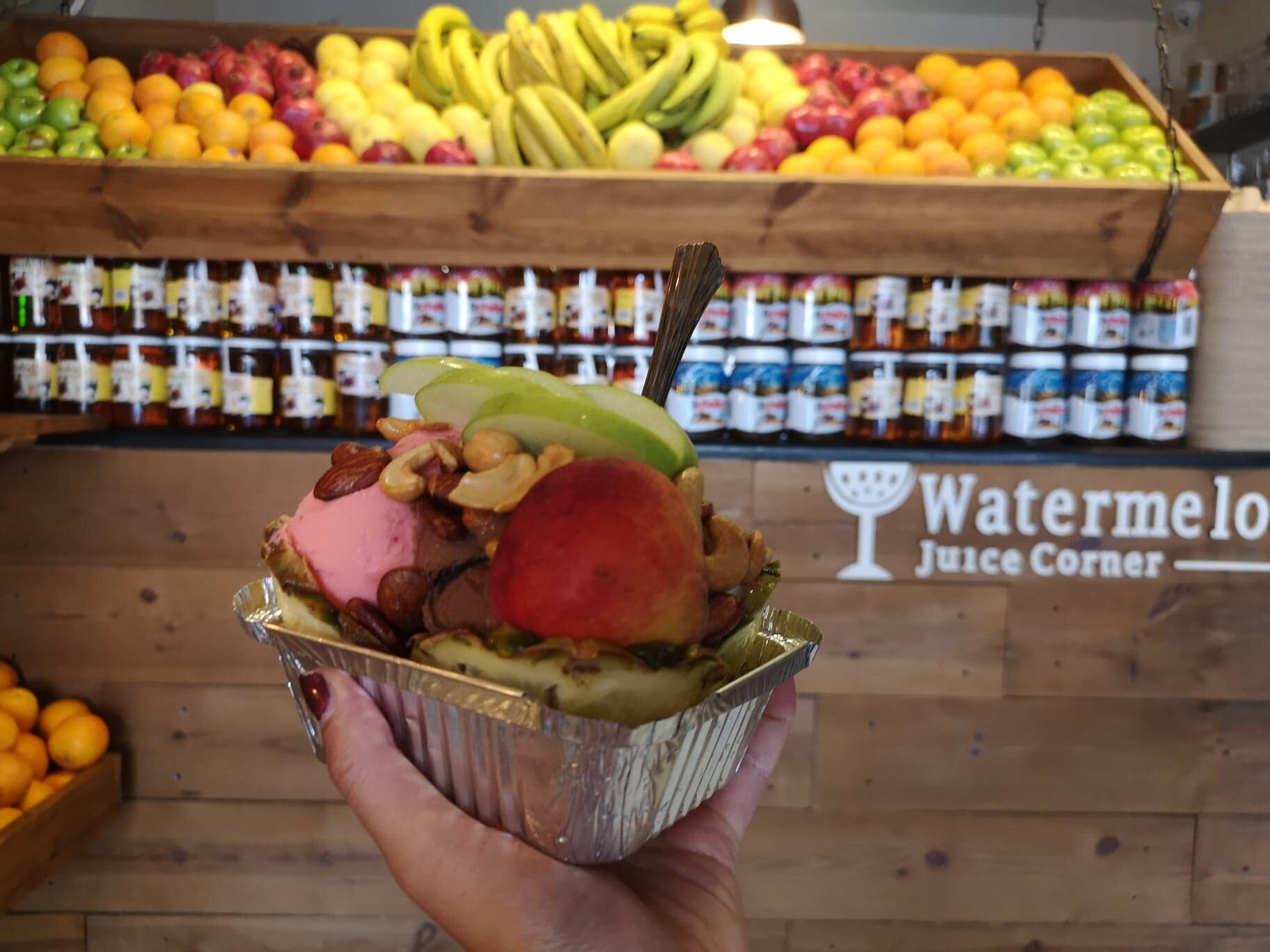 Watermelon Juice Corner vous propose cette "Fruit Salade", pleine de glace, de noix et de fruits...