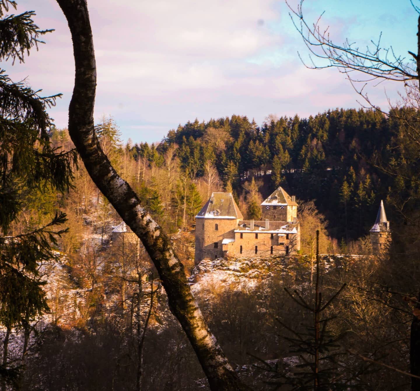 Reinhardstein 🏰
. 
🇬🇧 The kind of discoveries we love to find out during a trek 😍 the Warche Valley really surprised us by all these historical and natural treasures. Such as this authentic Reinhardstein Castle. Just by the name, we can easily gu