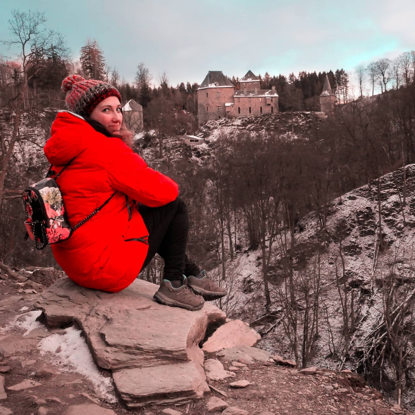 Reinhardstein 🏰
. 
🇬🇧 Do Iook happy or awkward on this Pic? 😅
.
The story of this castle is not common. Did you know it was built during the 14th century, and still remains like this nowadays? 
. 
.
.
🇨🇵 J'ai l'air contente de voir enfin ce Ch&