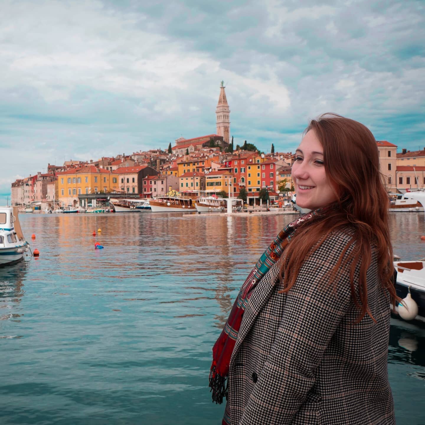 Morning in Rovinj 🇭🇷
. 
🇬🇧 Back to our road trip in Croatia, which occurred last October! Rovinj is also called the Venice of Croatia thanks to its Venetian atmosphere. It has been labeled as the most romantic city of Istria province. 
.
What do 