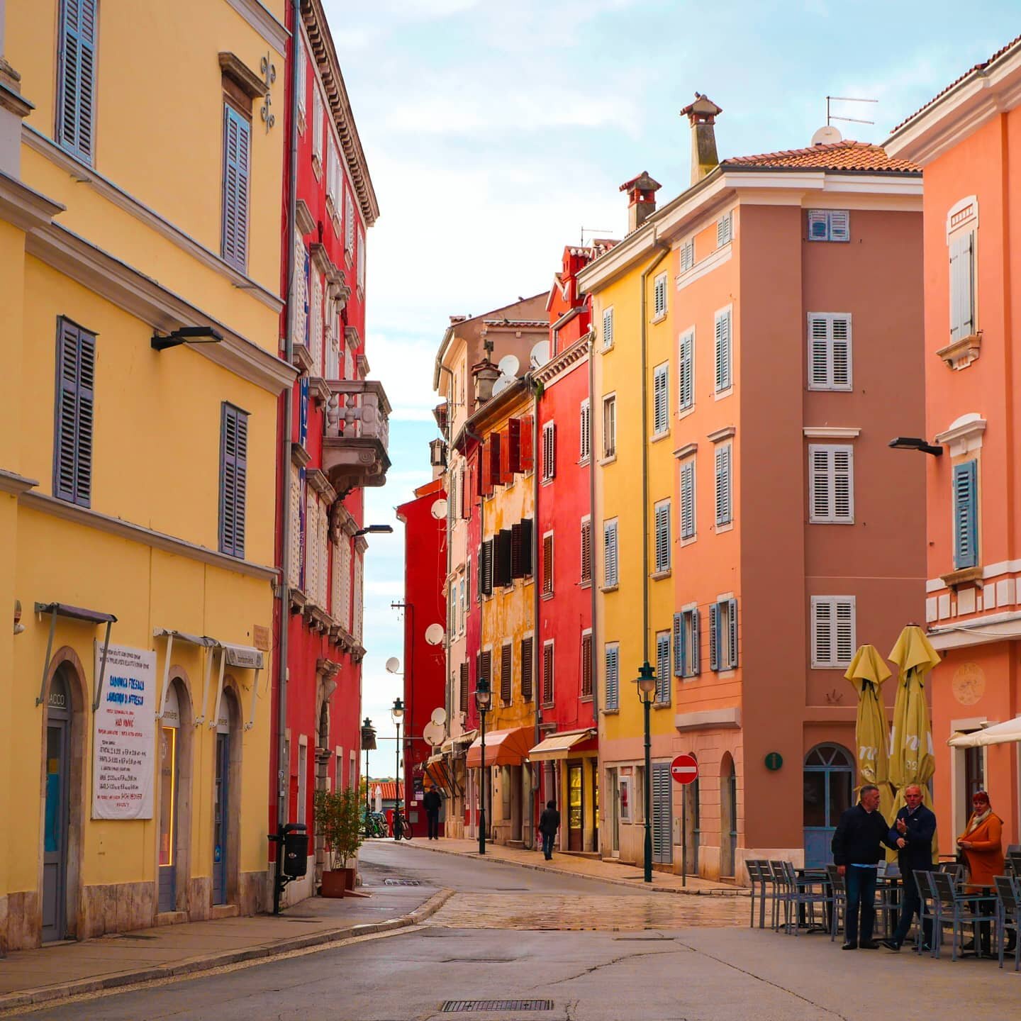 🔴🟠🟡 Colorful Rovinj 🟡🟠🔴
. 
🇬🇧 It felft like some colours were missing these days on this feed, time to change this thanks to the colorful city of Rovinj 💛
.
I'm sure nobody can stay insensitive to this harmony in this traditional streets 😍 