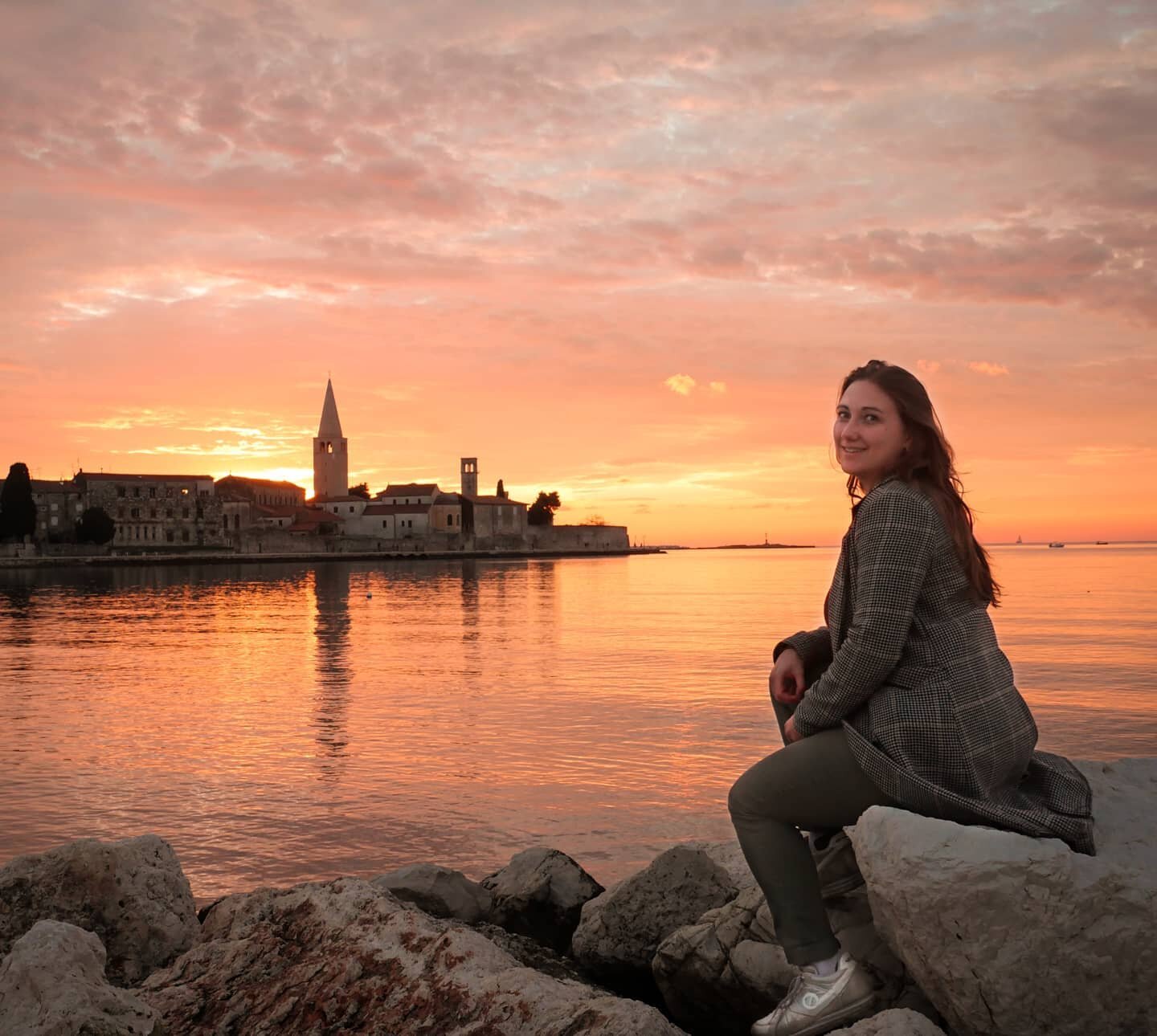 🟠🟡 Sunset or Sunrise? 🟡🟠
. 
🇬🇧 In your opinion, during which part of the day has this picture been taken? Sunrise or sunset? 💛
.
Let me introduce Porec, another beautiful traditional coastal city of Istria province! 
. 
And Porec is also part 