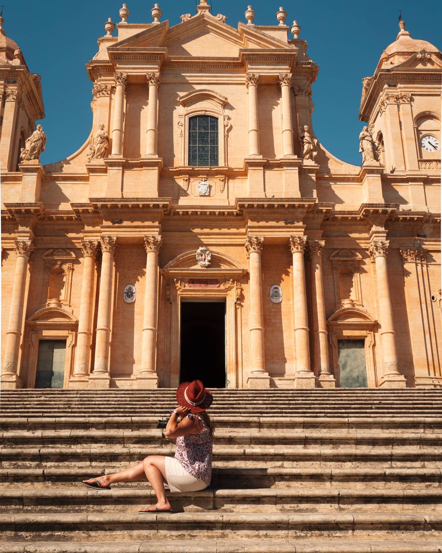 La bella Noto 🇮🇹
. 
🇬🇧 After a short break with thout posting here, I'm back with a pretty pic of Sicily 😍
.
Do not miss the impressive Cathedral of Noto, one of the prettiest baroque cities of the island. 
. 
I wrote a complete guide on my blog