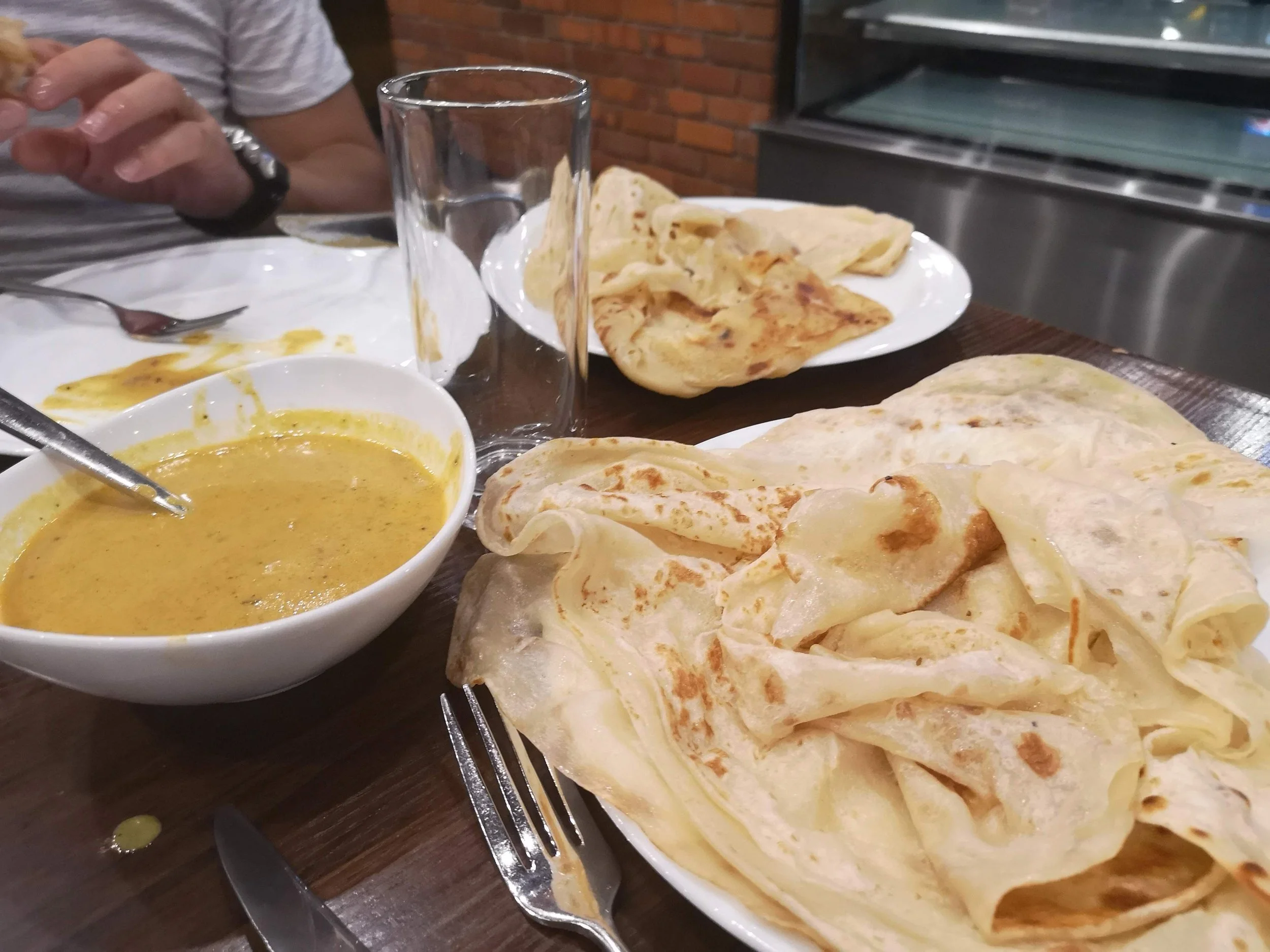 Paratha et sauce épicée