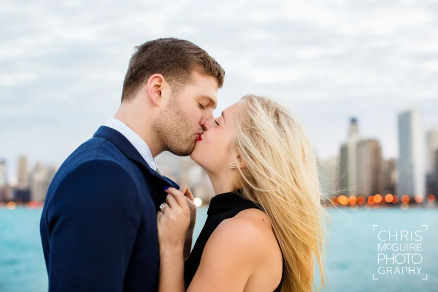 couple kissing in front of chicago skyline