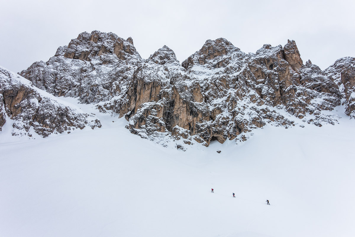 Die Rampe links führt zum Tschigolade Pass