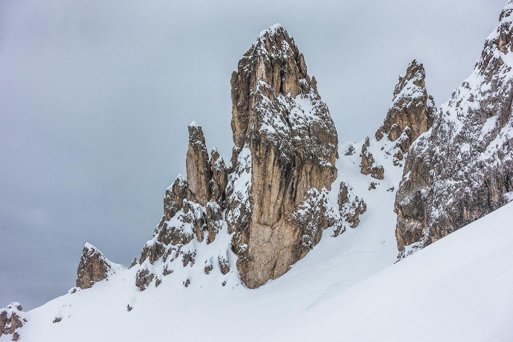 Der Dolomiten-Fels bildet beeindruckende Felsspitzen