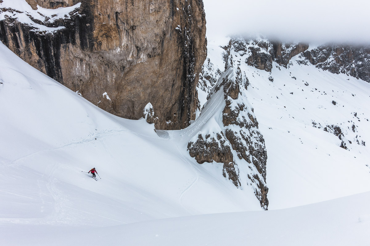 Abfahrt im frischen Powder