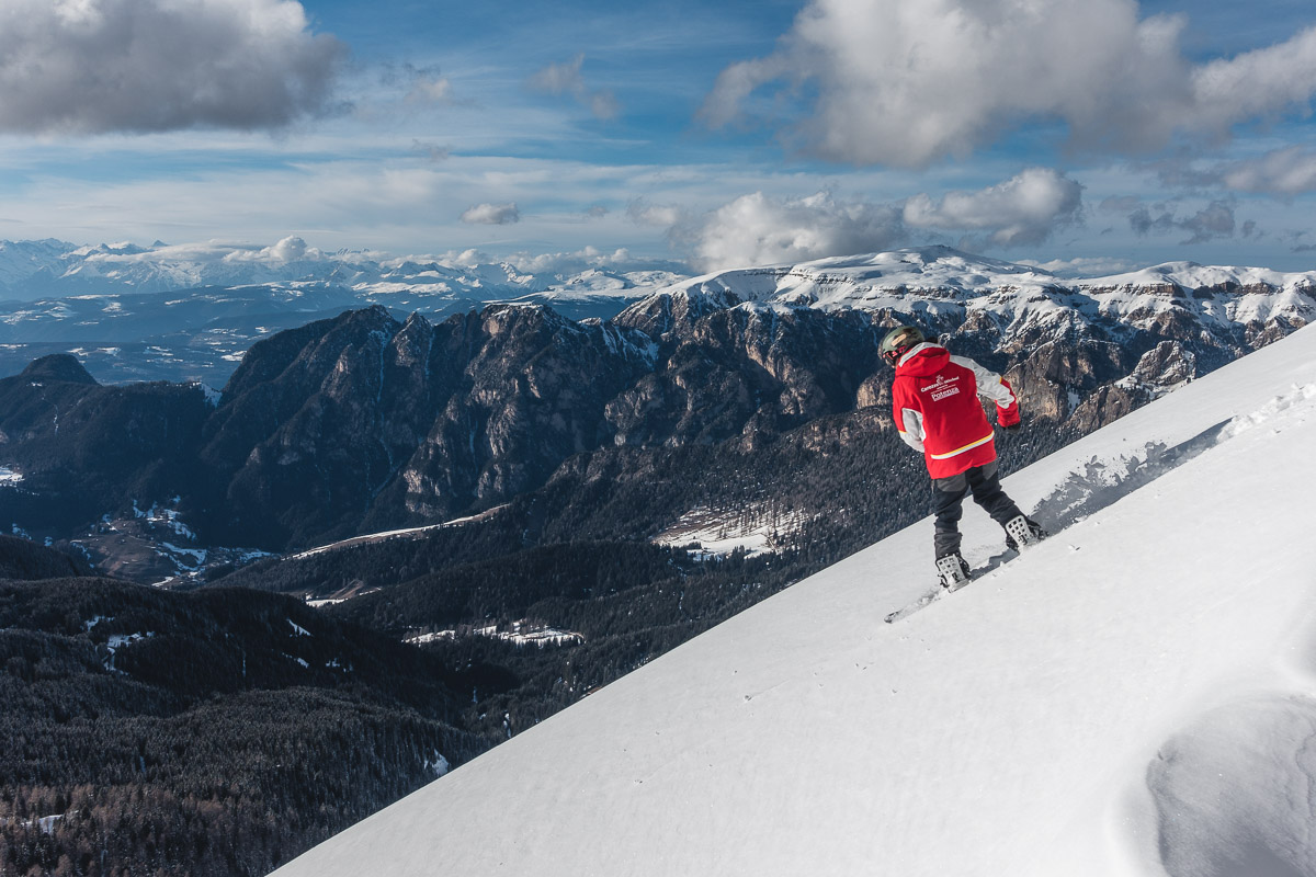 Ein Snowboarder zieht eine neue Linie im Tiefschnee