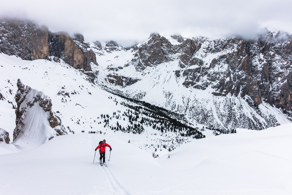 Skitour im Rosengarten — unser Bergführer beim Aufstieg zum Tschigolade Pass.